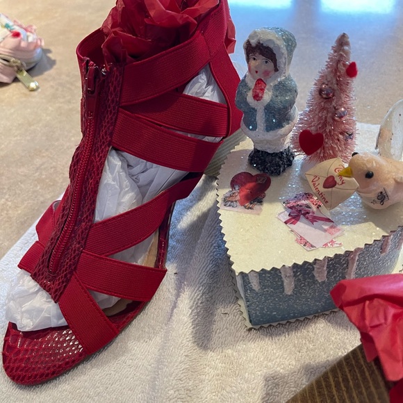 Perlina Shoes - PERLINA 3”heeled BRIGHT RED SHOES!  Size 9 B ♥️💞❤️